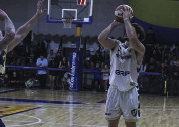 El Purre no baja los brazos