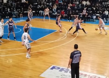 Estudiantes hizo la tarea en casa