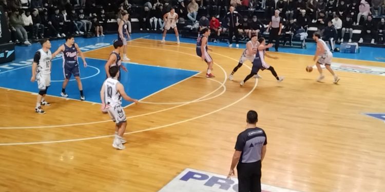 Estudiantes hizo la tarea en casa