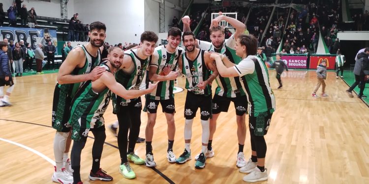 Con una ofensiva intratable, Villa Mitre se llevó el primero de las semis