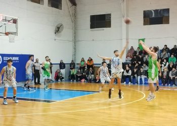 Altense quedó match point