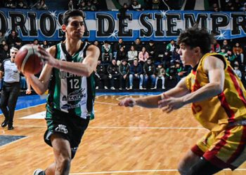 Villa Mitre adelante en la final