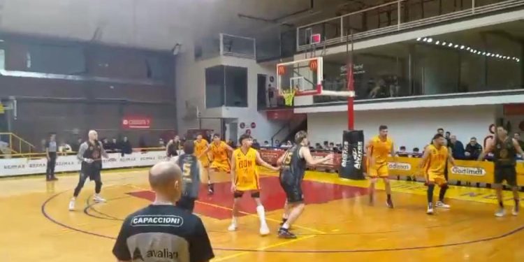 Bahiense le sacó el invicto a Olimpo