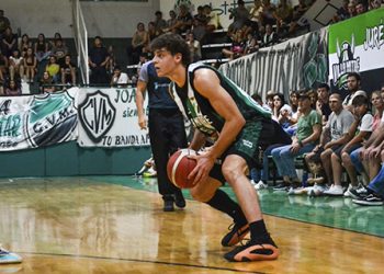 Racing le quitó el invicto a Villa Mitre