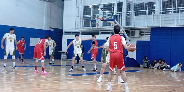 Comercial entró en calor y se llevó el primer punto de la serie