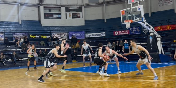 Olimpo venció a Estudiantes en un partido que se jugó en dos canchas.