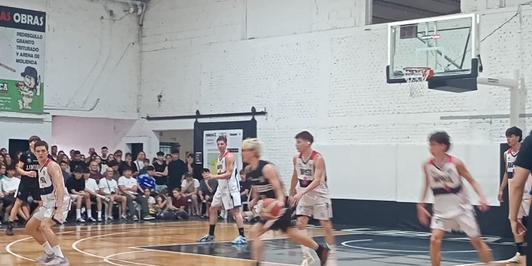 Liniers golpeó en el momento justo y empardó la final U17