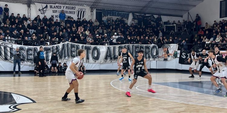 Napo sacó del partido a Liniers y forzó un tercer juego