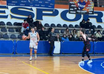 Espora quebró el partido en el último cuarto